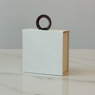 ज्वेलरी नेकलेस व्हाइट पर्सनलाइज्ड डिज़ाइन मैग्नेटिक प्रेजेंटेशन बॉक्स कस्टम लोगो रिंग इयररिंग नेकलेस ब्रेसलेट पैकेजिंग पेपर बॉक्स