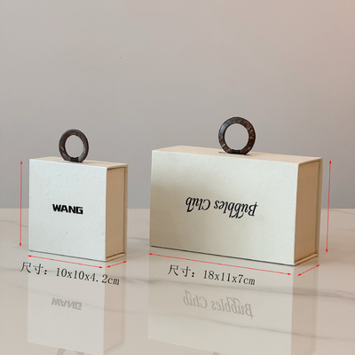 ज्वेलरी नेकलेस व्हाइट पर्सनलाइज्ड डिज़ाइन मैग्नेटिक प्रेजेंटेशन बॉक्स कस्टम लोगो रिंग इयररिंग नेकलेस ब्रेसलेट पैकेजिंग पेपर बॉक्स