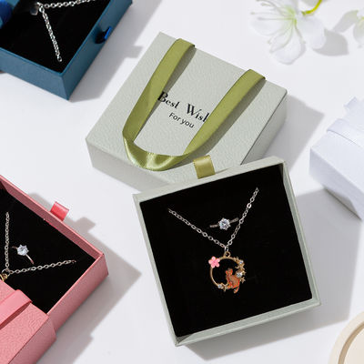 लक्जरी कस्टम मुद्रित क्राफ्ट पेपर आभूषण बालियां और हार के लिए बक्से पुनर्नवीनीकरण कागज अंगूठी बॉक्स पर्यावरण के अनुकूल उपहार महिलाओं के लिए पैकेजिंग