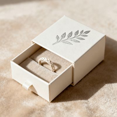 विंटेज लक्जरी कस्टम लोगो रिंग बक्से स्पंज मखमल अस्तर मुहर लगाना लेपित यूवी कोटिंग मुद्रण हैंडलिंग के साथ आइवरी बोर्ड