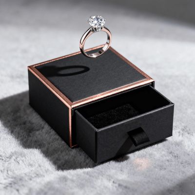 विंटेज लक्जरी कस्टम लोगो रिंग बक्से स्पंज मखमल अस्तर मुहर लगाना लेपित यूवी कोटिंग मुद्रण हैंडलिंग के साथ आइवरी बोर्ड