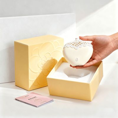 कस्टम यूनिक 50ml परफ्यूम गिफ्ट सेट बॉक्स महिलाओं का गुलाबी कठोर ढक्कन और बेस बॉक्स एरोमाथेरेपी पैकेजिंग पेपर से बना