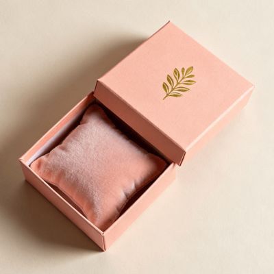 कस्टम डिज़ाइन किया गया लक्जरी गिफ्ट बॉक्स, उभरा हुआ हरा सख्त पेपर ज्वैलरी बॉक्स, अंगूठियों और झुमकों के लिए, फैशन एक्सेसरीज़ स्टोरेज