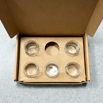 2 औंस सुगंधित मोमबत्ती टिन गोल्ड फ़ॉइल और मैट लैमिनेशन प्रिंटिंग हैंडलिंग के लिए कस्टम 6-पैक क्राफ्ट नालीदार उपहार पैकेजिंग बॉक्स