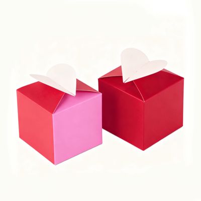 हमारे विशेष दिल के आकार के कार्ड बॉक्स को प्यार से खोलें, चमकदार मैट लैमिनेटिंग स्पंज लाइनर हर खास पल को संभालें, मोमबत्तियाँ